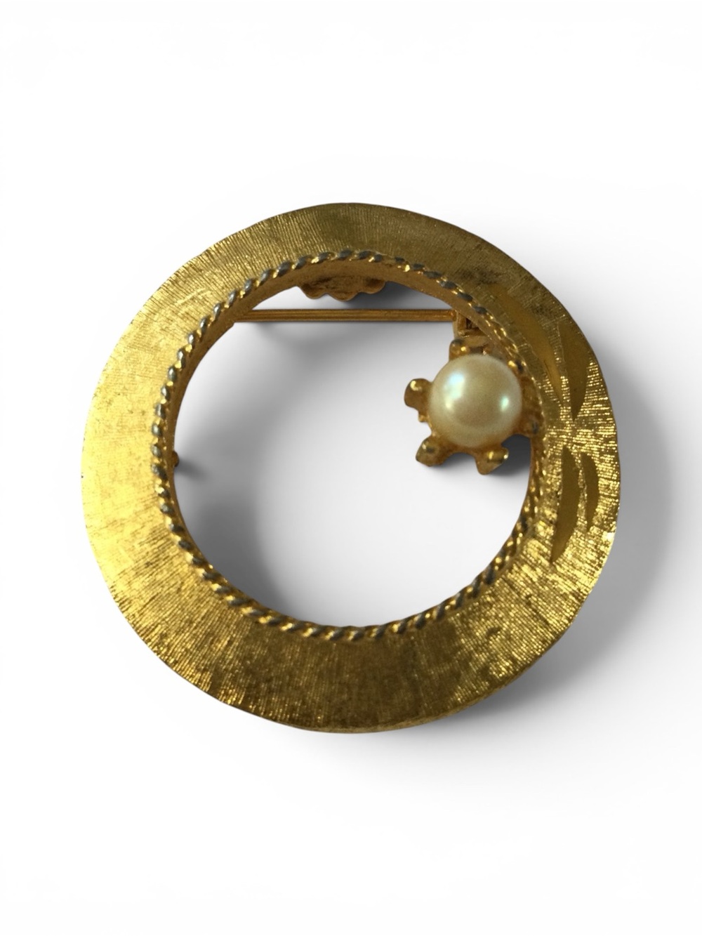 Vintage MAMSELLE Brushed Gold-Tone Open Circle Wreath Brooch with Genuine Pearl